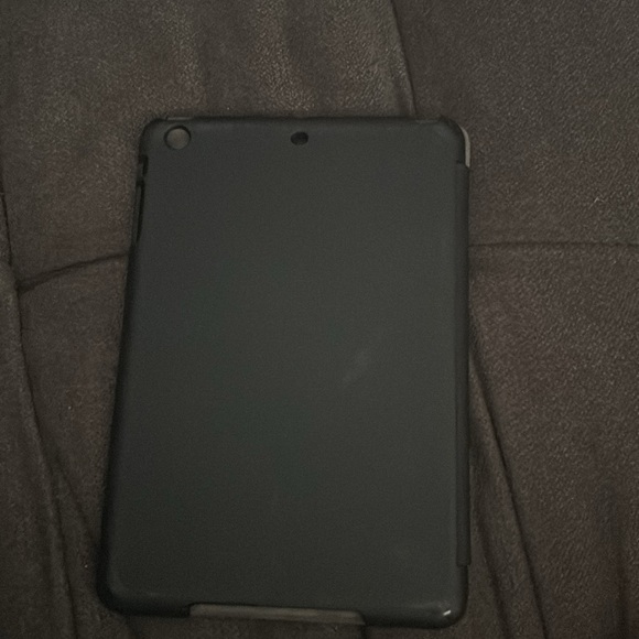 iPad mini 2 generation comes with 2 cases, stylus, and charger. - Picture 7 of 7